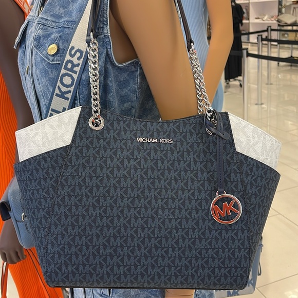 MICHAEL KORS
Jet Set Travel Lg Signature Chain Shoulder Tote Bag
Navy Multi
NWT - Picture 16 of 16